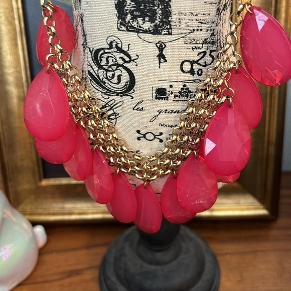 Hot pink statement necklace - Picture 2 of 2
